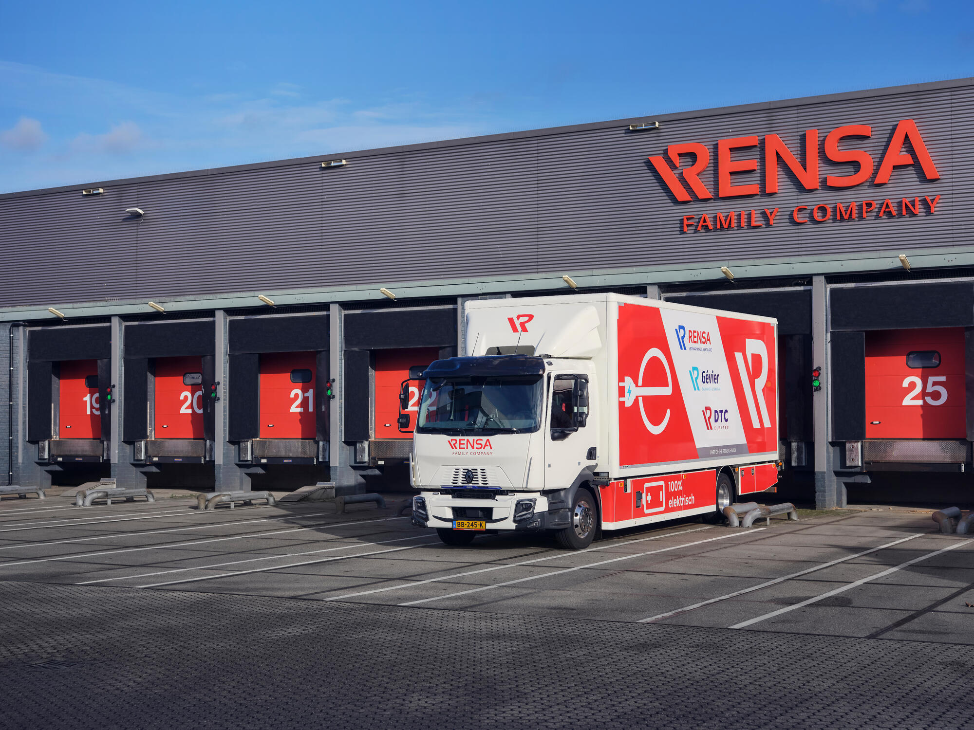 Renault Trucks E-TECH D in front of the company Rensa