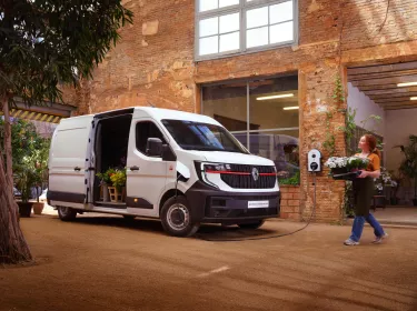 Renault Trucks E-Tech Master ladend bij bloemist
