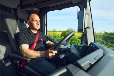 Renault Trucks is producing a series of customer testimonials highlighting: - its expertise in supporting companies in decarbonising their transport fleets, - the concrete benefits for customers (environmental, economic, operational) of our advisory/consulting approach throughout their decarbonisation project,
