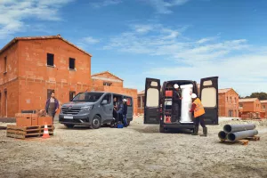 Renault Trucks Trafic 2024 in actie op een bouwplaats