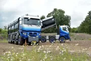Twee Renault Trucks K480 10x8 kipper in zandgroeve