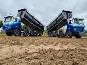 Twee Renault Trucks K480 10x8 kipper in zandgroeve 1