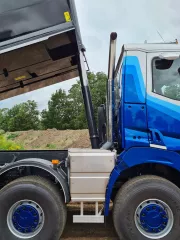 2 Renault Trucks K480 10x8 kipper in zandgroeve 3