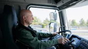 Chauffeur achter het stuur van de Renault Trucks E-Tech D