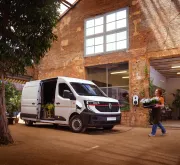 Renault Trucks E-Tech Master ladend bij bloemist