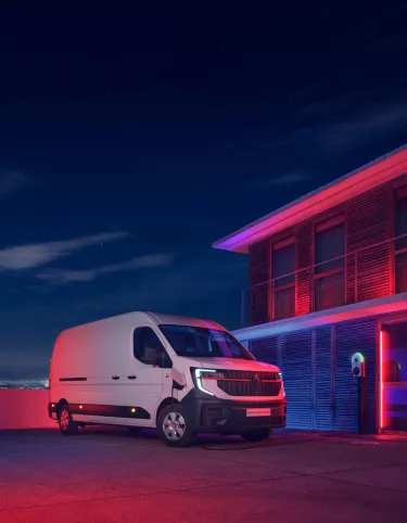 Renault Trucks Master 4 Red EDITION night charging