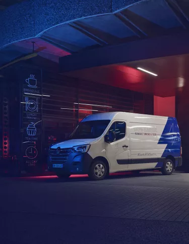 Renault Trucks Master E-Tech operating at night