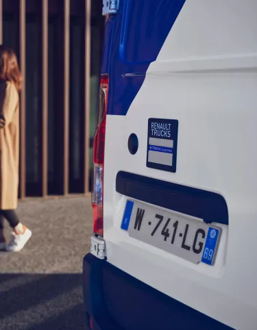 Renault Trucks E-Tech Master and driver delivering a package