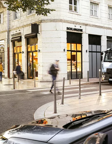 Renault Trucks D driving in town