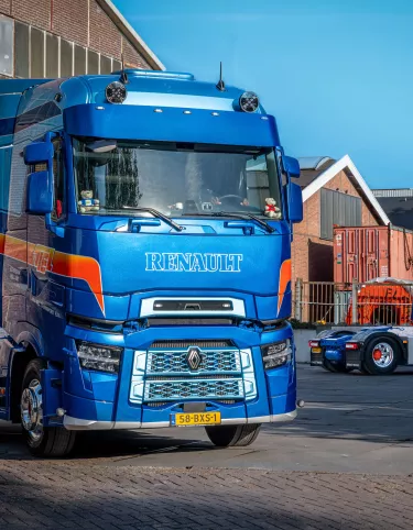 Renault Trucks T Highs voor Van Tiel 1