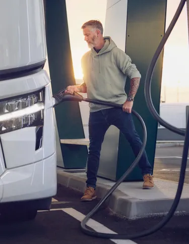 Renault Trucks E-Tech T 780: at a charging station