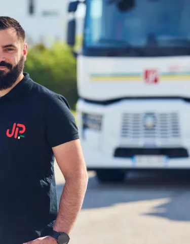 Renault Trucks is producing a series of customer testimonials highlighting: - its expertise in supporting companies in decarbonising their transport fleets, - the concrete benefits for customers (environmental, economic, operational) of our advisory/consulting approach throughout their decarbonisation project, - the role of our company as a trusted partner in these complex projects. Jacky PERRENOT shares his insights. With over 80 years’ experience in organising transport solutions for major players
